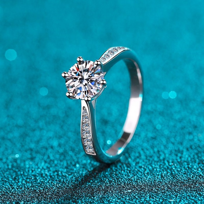 Nhẫn kim cương moissanite thiết kế với kiểu dáng sang trọng