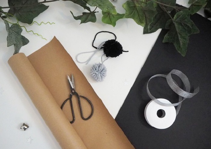 Chuẩn bị nguyên liệu để làm hộp quà Giáng Sinh handmade