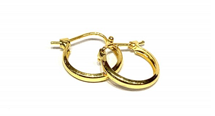 Bông tai vàng vàng 18k khoen tròn trơn kiểu truyền thống, giúp tôn vinh nét ngọt ngào, nữ tính.