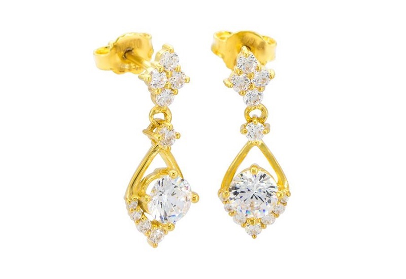 Giá hoa tai vàng 18K bao nhiêu?