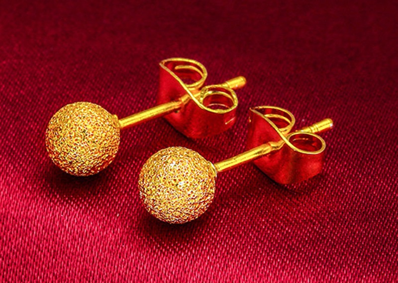 Bông tai vàng 18K tròn nhỏ phù hợp với nàng năng động, hiện đại