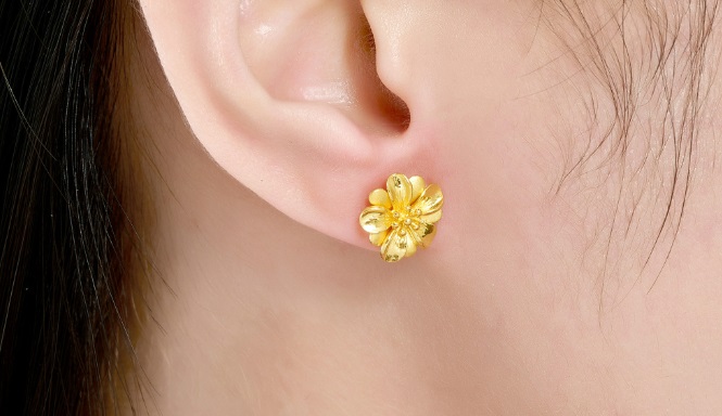 Bông tai vàng ta khắc hình hoa mai truyền thống ý nghĩa tài lộc