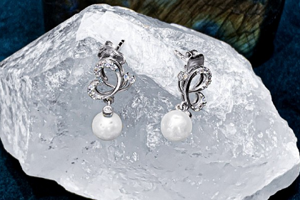 Bông tai vàng hình trái tim kết hợp Ngọc Trai là món quà tặng ý nghĩa cho người thương.