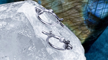 Bông tai khoen vàng trắng 18K cá tính phù hợp cho các bạn trẻ năng động.