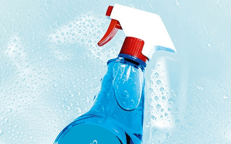 Cách làm trắng sáng bạc bằng nước lau kính