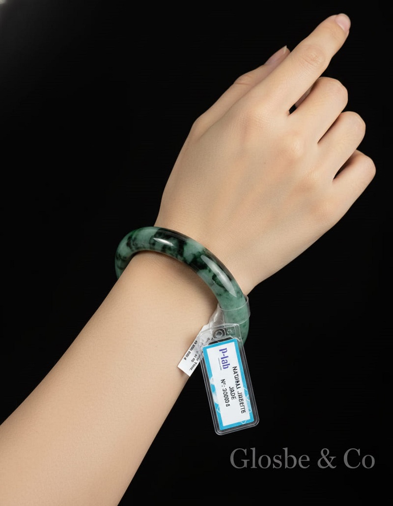 Soi cận cảnh các sợi tinh thể đan xen của ngọc phỉ thuý già. 