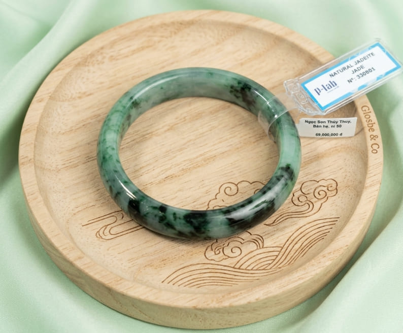 Soi cận cảnh các sợi tinh thể đan xen của ngọc phỉ thuý già. 