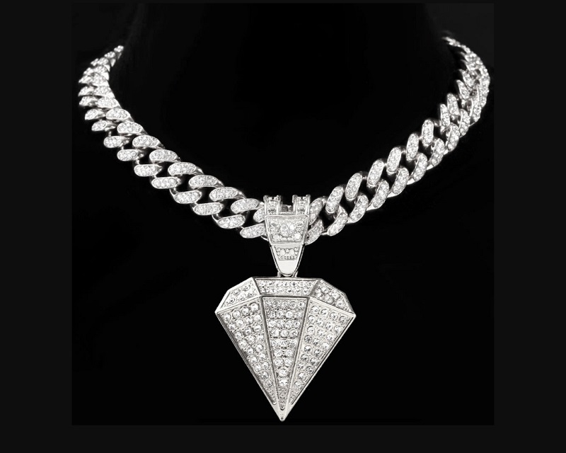 Vòng cổ kim cương - trang sức hoàn hảo tôn vinh vẻ đẹp sang trọng.