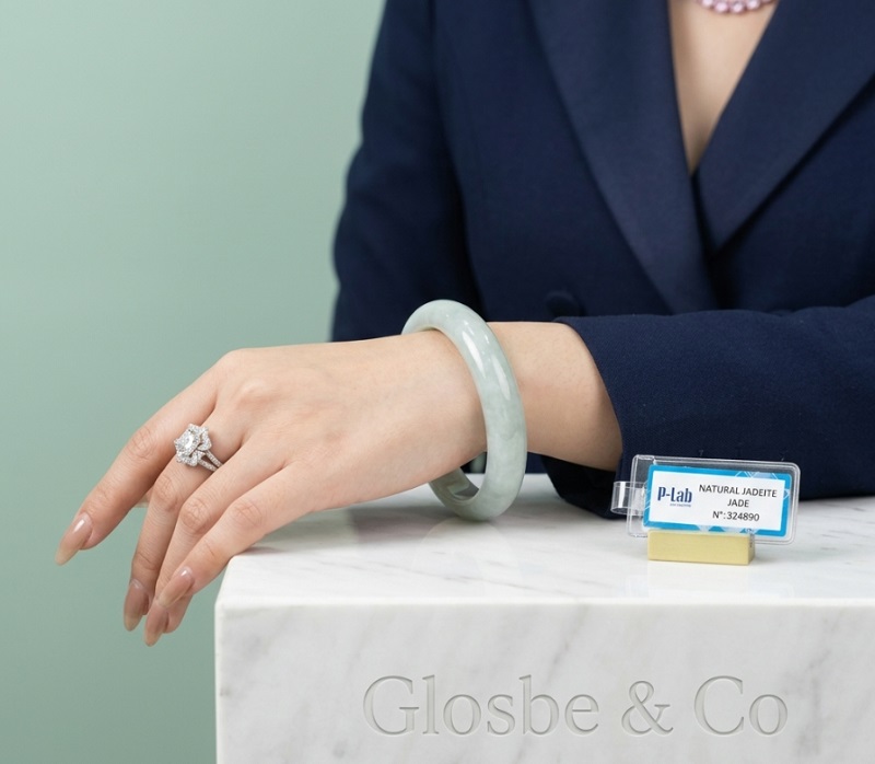 Nên đeo phỉ thúy tay nào để thu hút tài lộc và bình an chuẩn phong thủy?