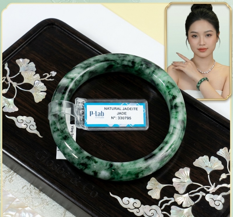 Tác dụng của việc đeo vòng phỉ thúy cho nữ bên tay trái giúp an thần và lưu thông máu.