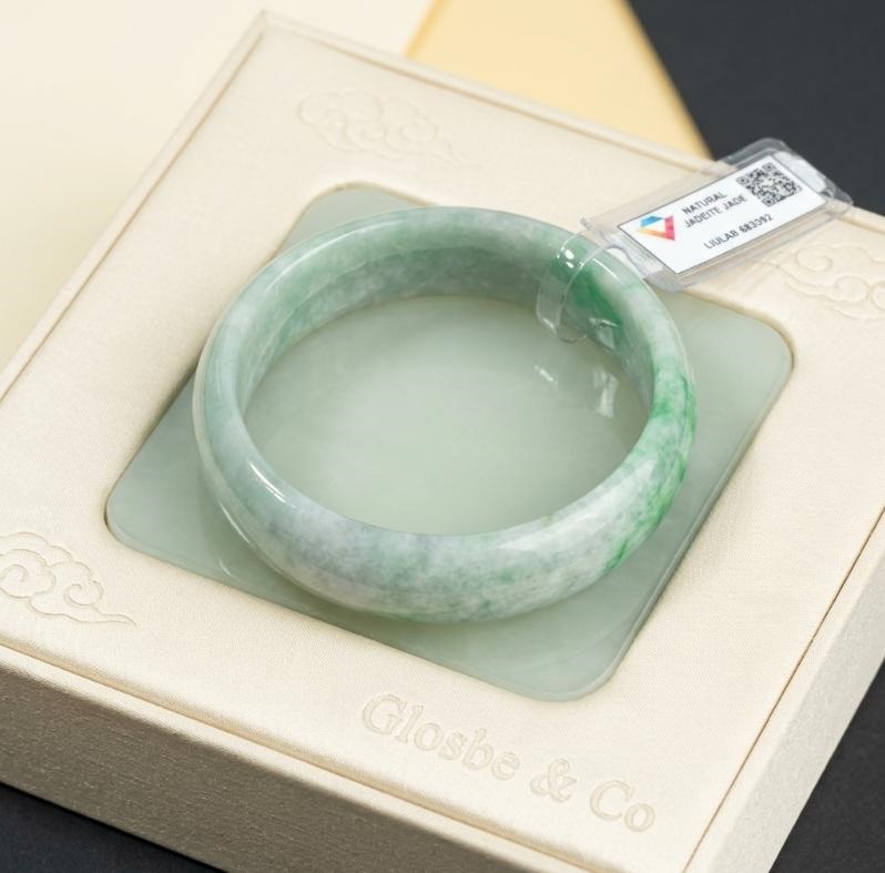 Phân cấp phỉ thúy dựa trên màu sắc - Đắc nhất là phỉ thuý Lục bảo.