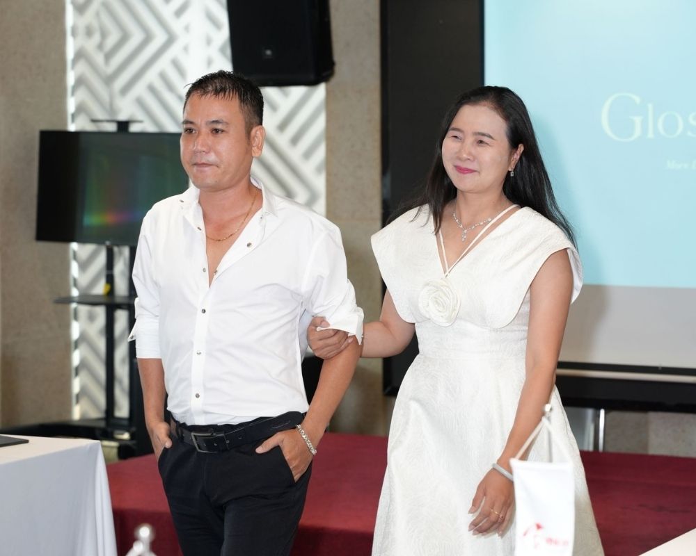 Doanh Nhân BNI Đeo Trang Sức Glosbe & Co Đi Catwalk