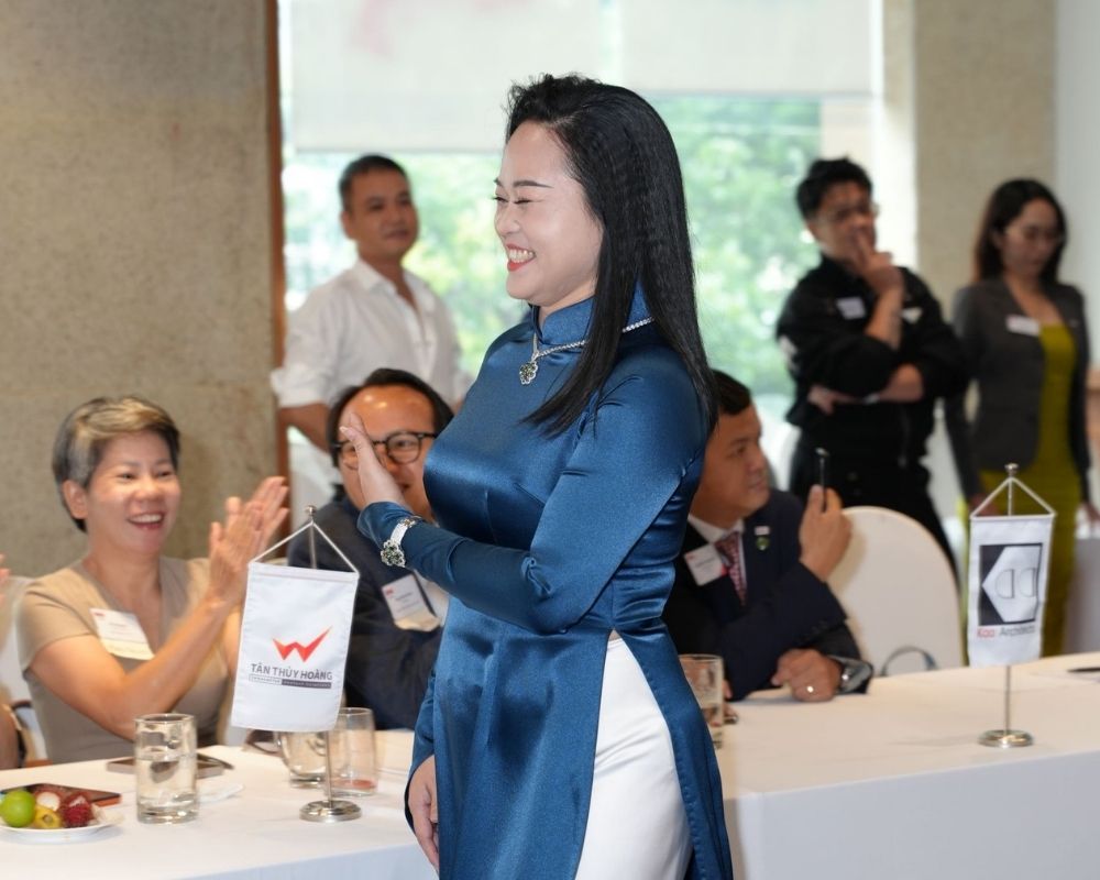 Doanh Nhân BNI Đeo Trang Sức Glosbe & Co Đi Catwalk