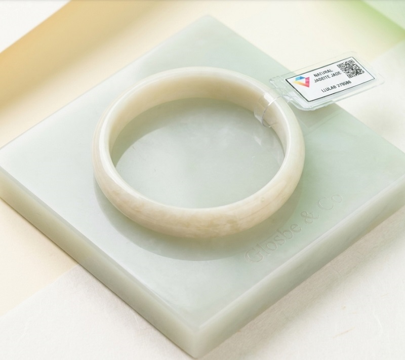 Tác dụng của ngọc Nephrite trong phong thủy mang lại bình an và may mắn.