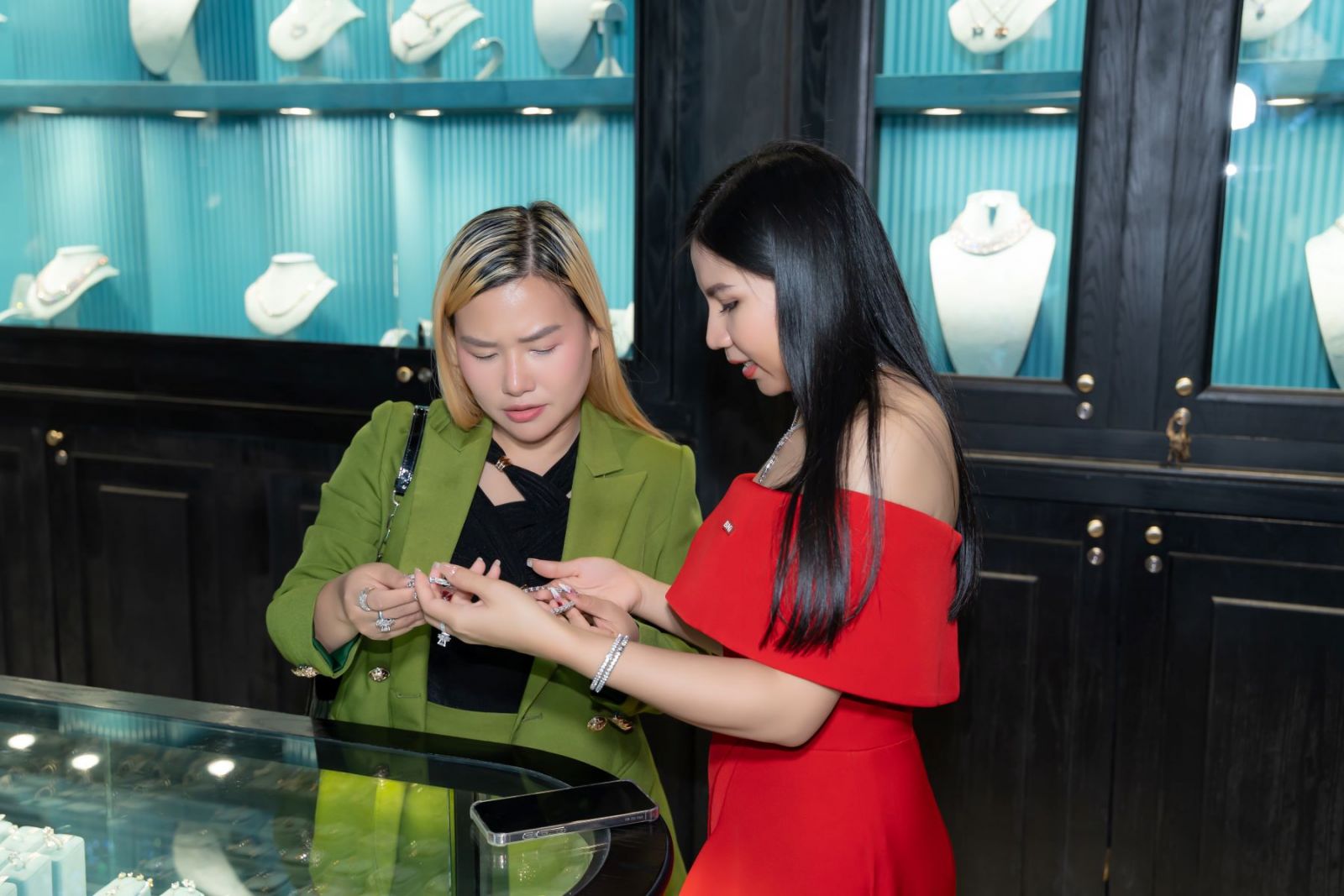 Khách hàng BNI mua sắm trang sức tại cửa hàng Glosbe & Co
