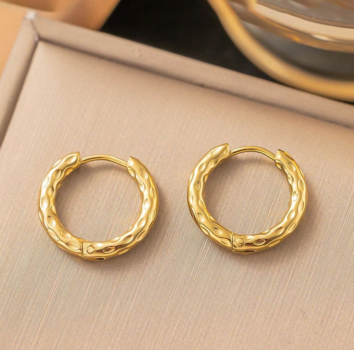Khuyên tai vàng nam kiểu khuyên tròn (hoop)