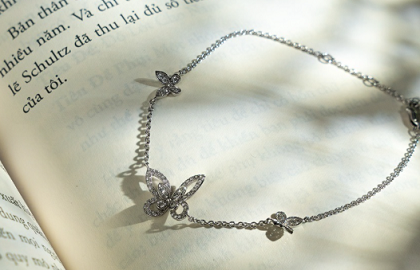 Vòng tay dây mảnh kết hợp charm bướm lấp lánh