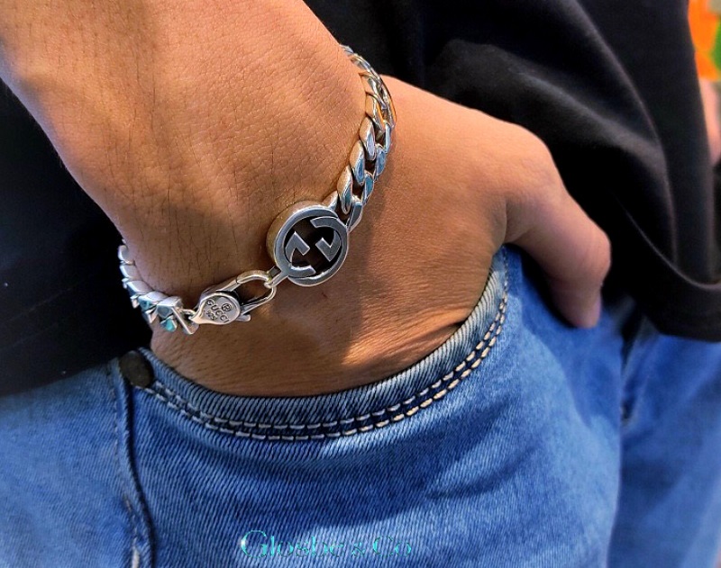 Mẫu lắc tay nam bạc dạng xích Cuban bản lớn mang phong cách cá tính và bụi bặm.