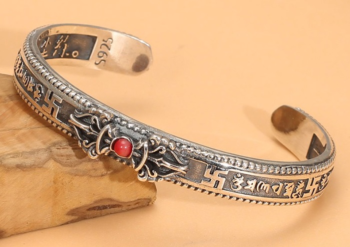 Lắc tay bạc Thái đen chạm khắc rồng cho nam phong cách