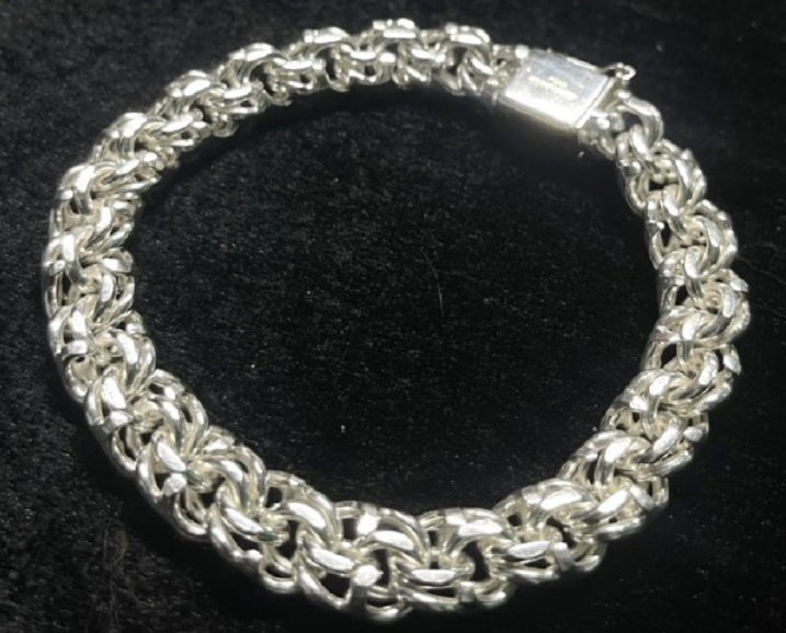 Cách phối hợp lắc tay bạc nam cao cấp cùng đồng hồ tạo điểm nhấn sang trọng cho cổ tay.