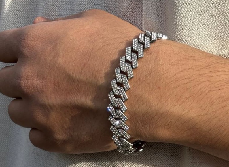 Lắc tay nam vàng trắng - biểu tượng của sự lịch lãm và đẳng cấp hiện đại.