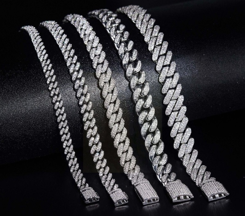 Vòng tay vàng trắng thiết kế dạng còng hở cá tính.