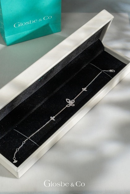 Lắc tay vàng thiết kế charm Lumière Butterfly