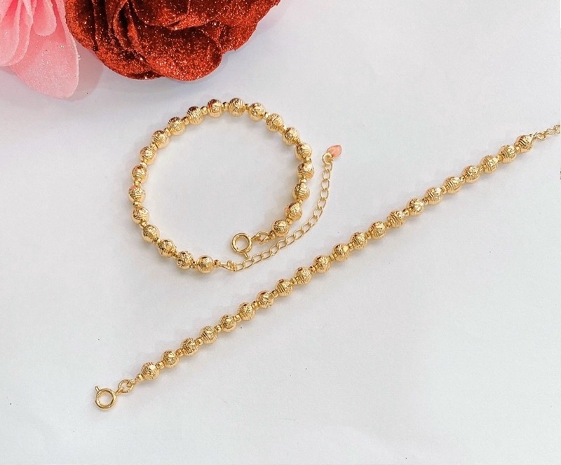 Lắc tay bi vàng 18K đơn giản nhưng không đơn điệu, mang lại vẻ thanh thoát cho cổ tay nhỏ.