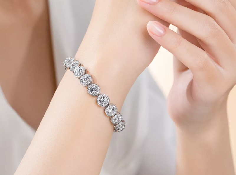 Vòng tay vàng đính kim cương thiên nhiên đẹp đẳng cấp