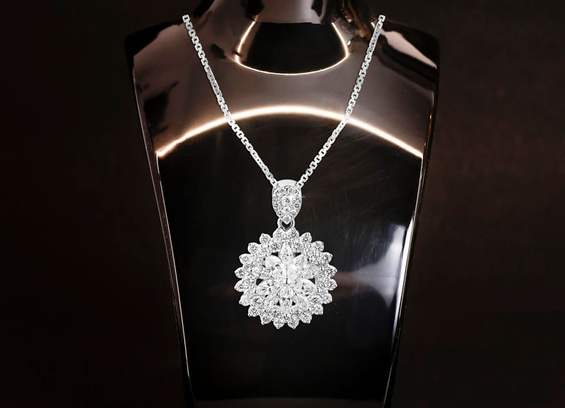 Mặt kim cương dây chuyền - trang sức ưu tiên của phái đẹp