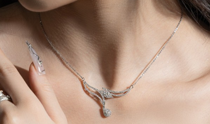 Mặt dây chuyền thiết kế cành lá sang trọng và thanh lịch