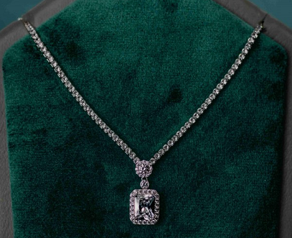 Mặt dây halo vuông vừa lộng lãnh vừa thanh lịch.