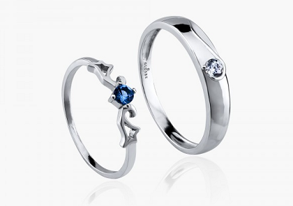 Mẫu nhẫn cưới uyên ương với đôi cánh thiên thần đính đá xanh