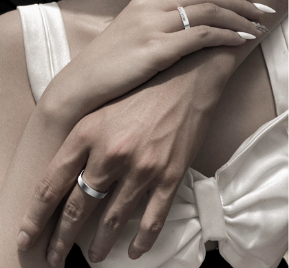 Nhẫn cưới khắc tên theo yêu cầu của cặp đôi tạo nên sự riêng biệt và đặc biệt 