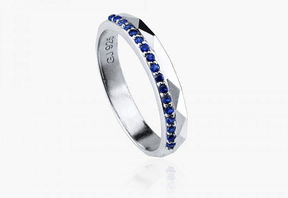 Nhẫn cưới đính đá màu đại diện cho tình yêu thuỷ chung