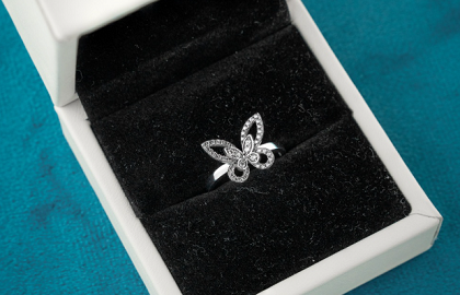 Nhẫn vàng trắng kiểu Lumière Butterfly đính đá kim cương