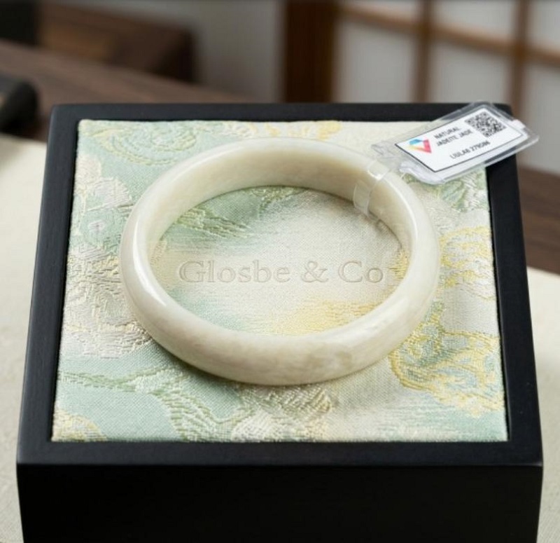 Cách bảo quản vòng phỉ thúy luôn sáng bóng bền màu từ chuyên gia.