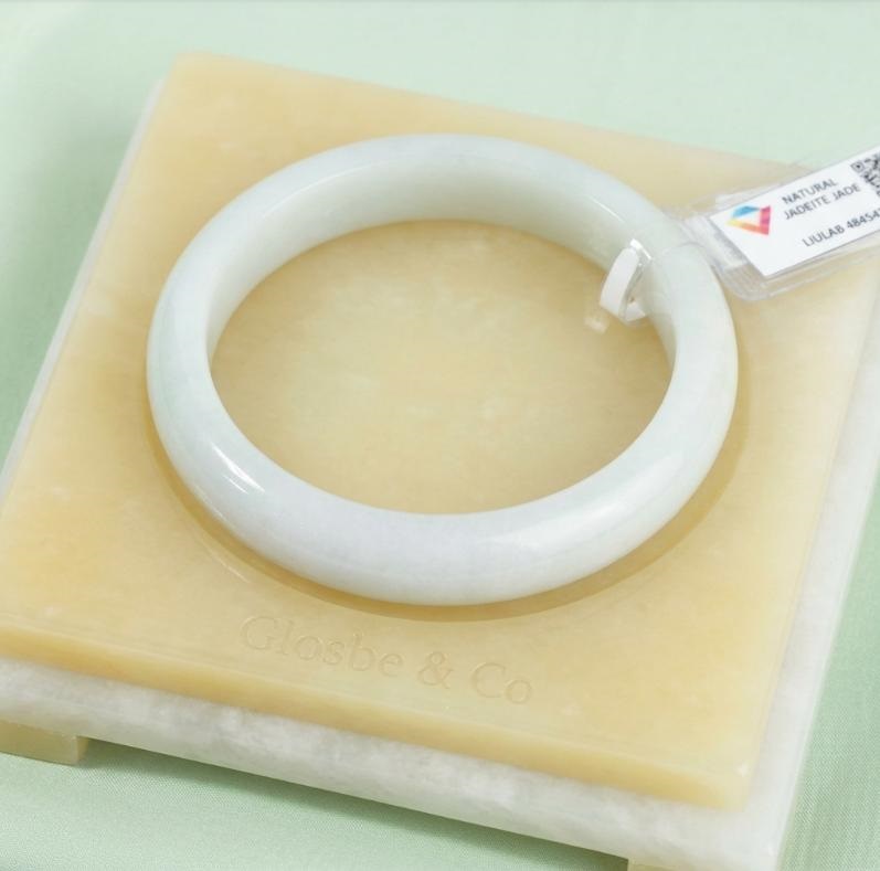 Trang sức Phỉ thuý cao cấp với thiết kế vòng tay đúc nguyên khối từ tảng ngọc thiên nhiên.