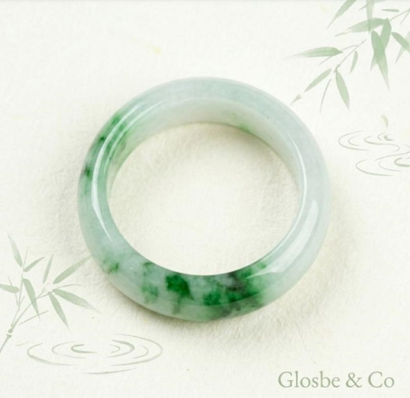 Định giá ngọc Phỉ thuý đắt nhất dựa trên tiêu chuẩn chủng ngọc và độ bóng gương mặt đá.