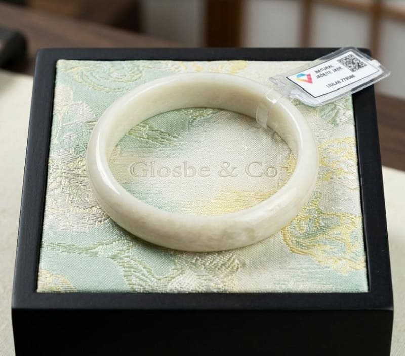 Nên mua trang sức phỉ thuý có giấy kiểm định uy tín.