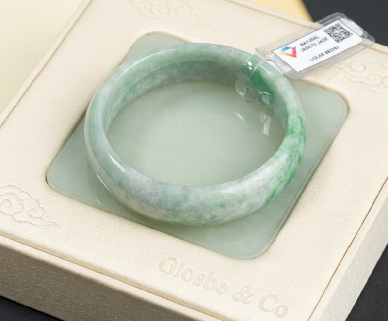 Cách chọn vòng ngọc phỉ thúy hợp mệnh mộc theo sắc độ xanh tự nhiên