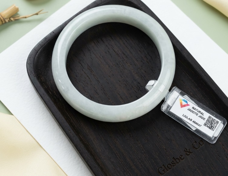 Vòng phỉ thúy xanh lý nhạt với chất ngọc mọng nước, mang lại sự bình an và tĩnh tại cho tâm hồn người mệnh Thổ.