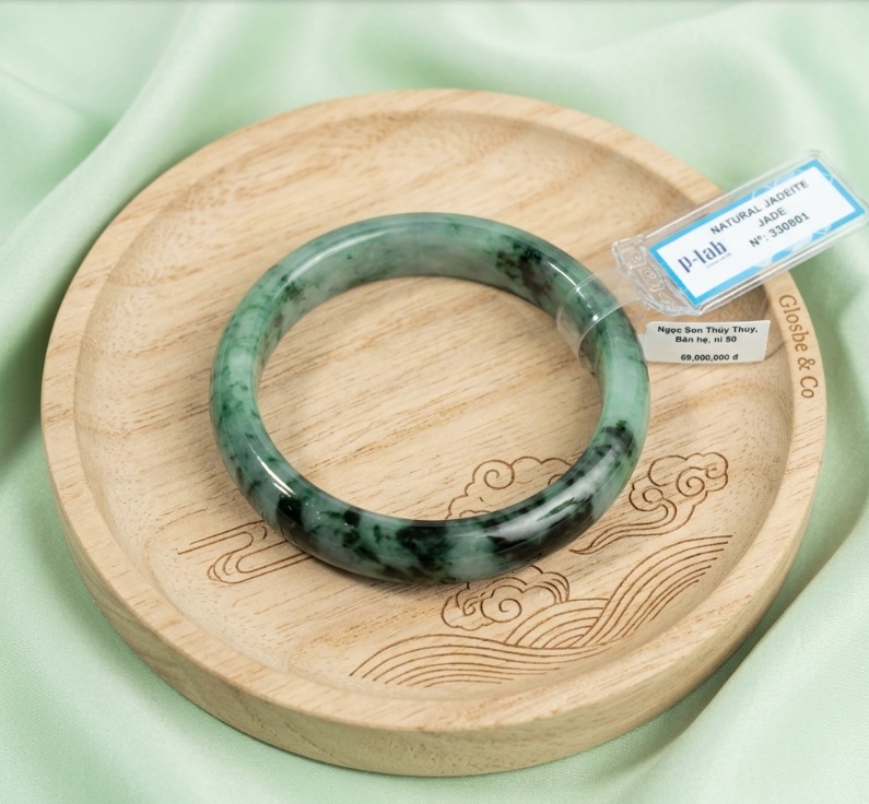 Vòng tay phỉ thúy phong thủy mang lại bình an tài lộc.