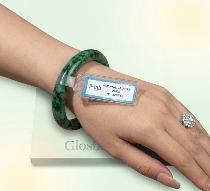 Vòng tay phỉ thúy bản tròn giúp cân bằng năng lượng và giảm căng thẳng mệt mỏi.