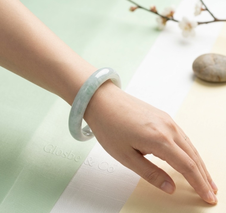 Chiếc vòng phỉ thúy bóng mịn lên nước đẹp sau thời gian dài đeo.