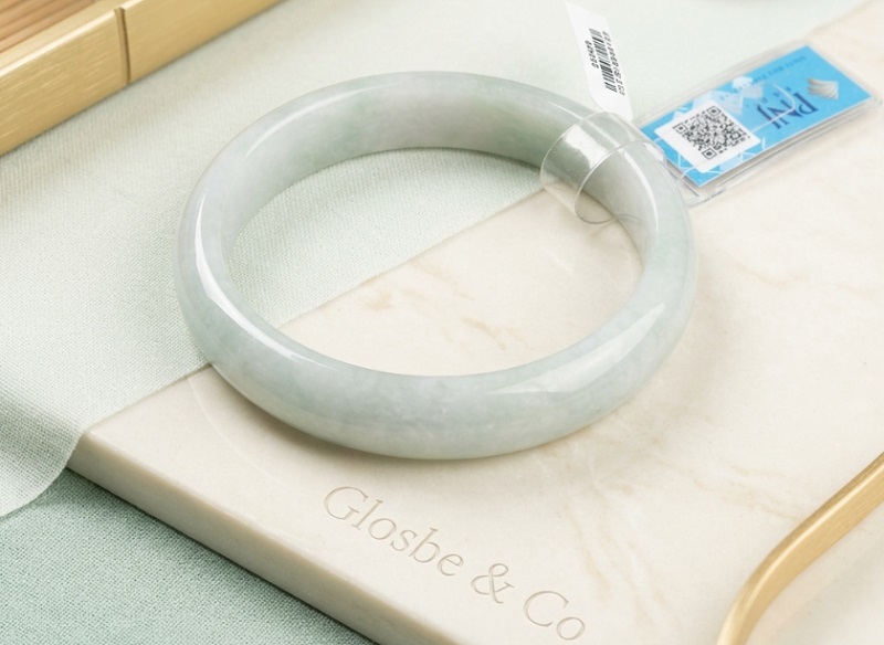 Đeo trang sức phỉ thúy tím mang lại năng lượng bình an và may mắn