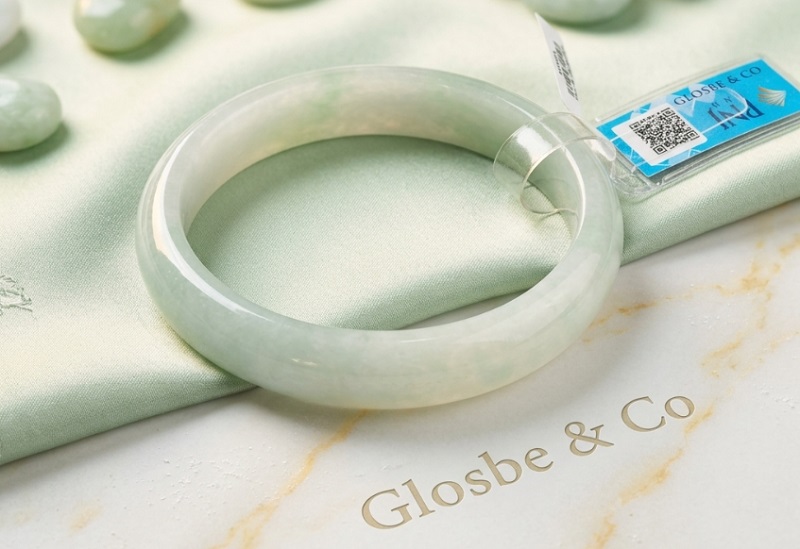 Vòng phỉ thúy trong ánh tím nhạt mang lại tài lộc và hanh thông