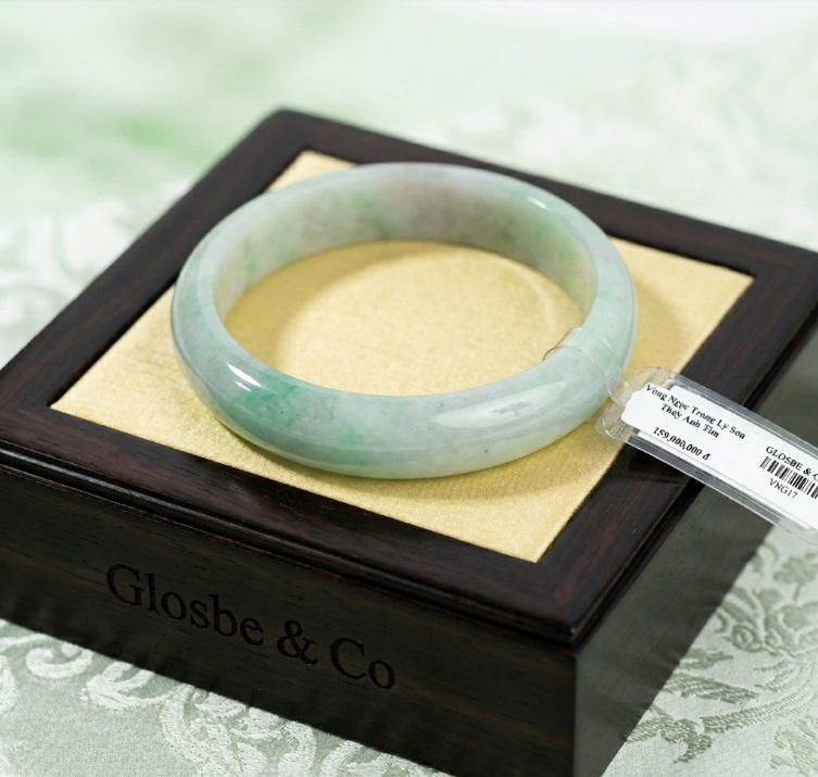 Vòng Phỉ thúy có độ bóng kính sắc nét, màu xanh lục bảo 