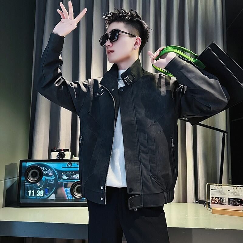 Phối trang phục với khuyên tai vàng nam