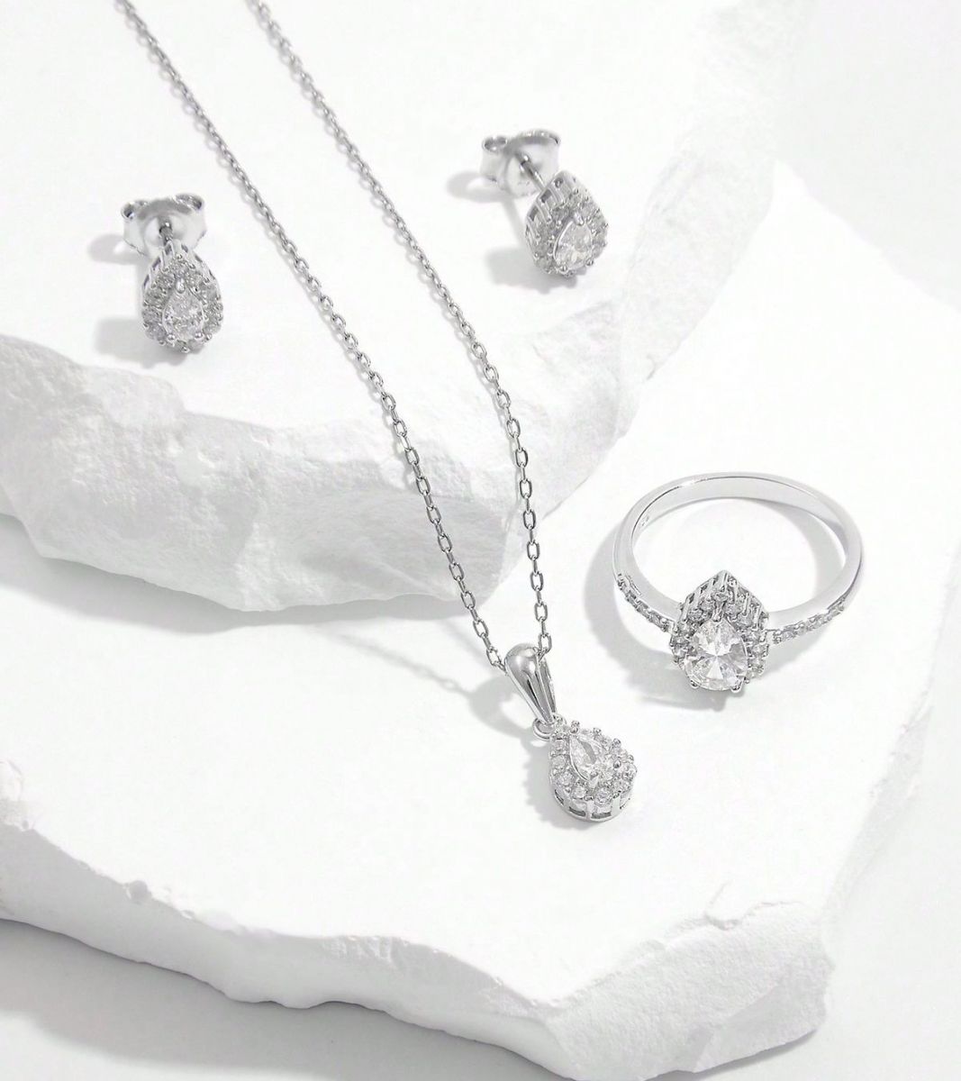 Set trang sức màu trắng